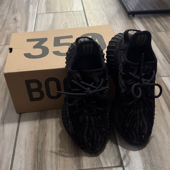 Yeezy Black Boost 350 V2 Sneakers - Picture 1 of 7